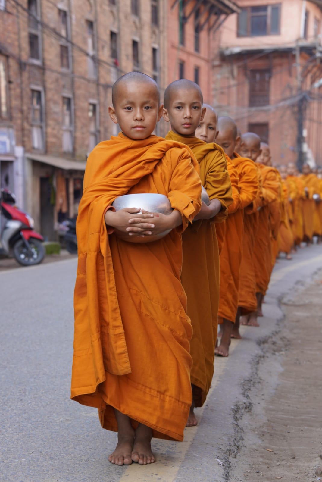 Młodzi mnisi w Kathmandu — codzienność Nepalu